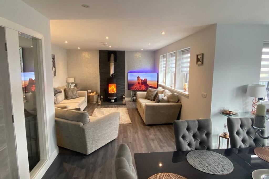 Alcantara- Modern Home With Hot Tub- Sleeps 10 Cromdale Esterno foto