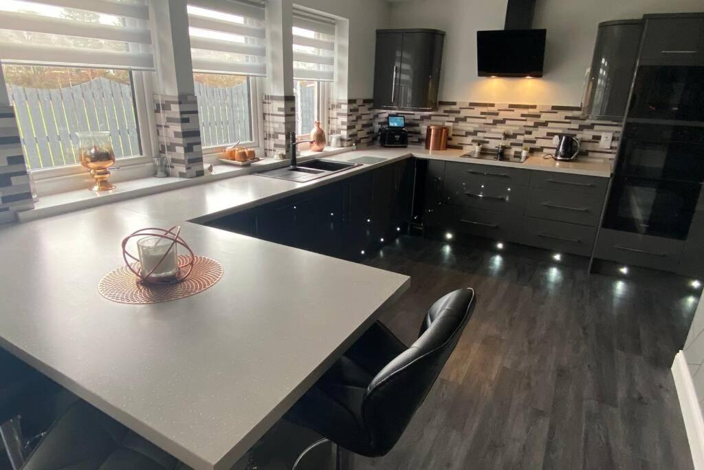 Alcantara- Modern Home With Hot Tub- Sleeps 10 Cromdale Esterno foto