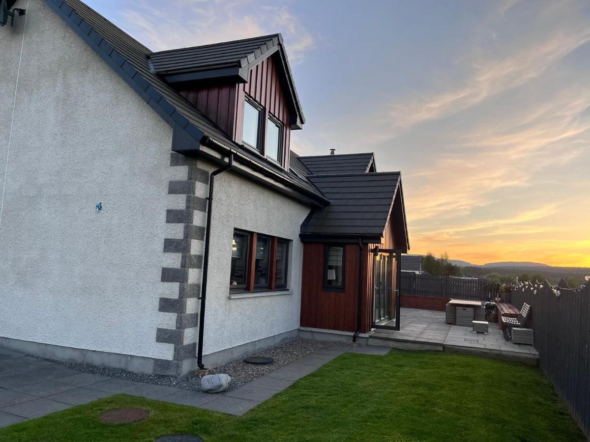Alcantara- Modern Home With Hot Tub- Sleeps 10 Cromdale Esterno foto